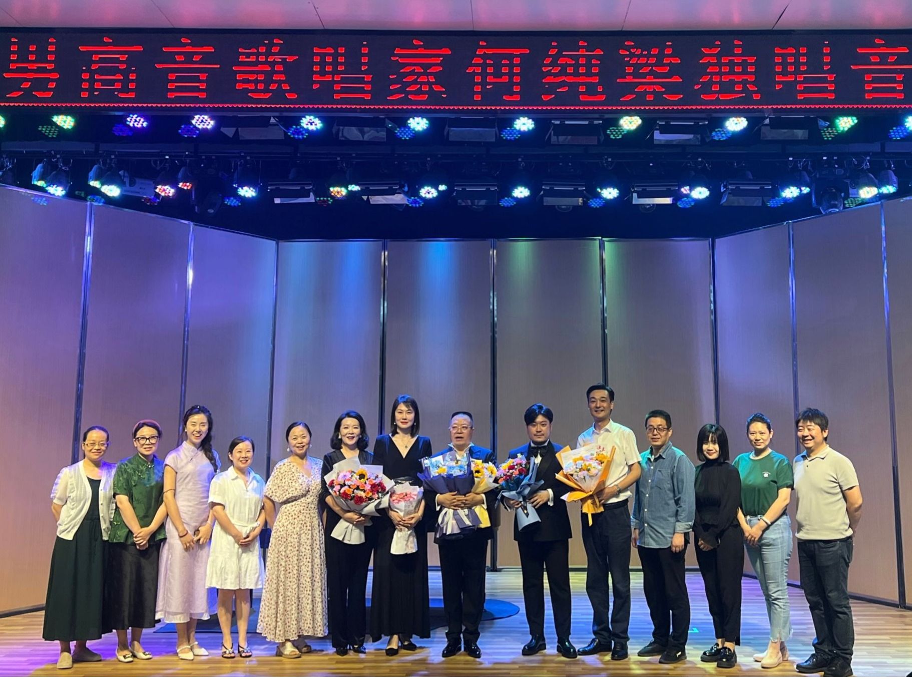 公司举办男高音歌唱家何纯梁...